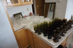 lot 82 image: Large Lot of Designer Glassware With Glass Crystal Decorative Serving Pieces