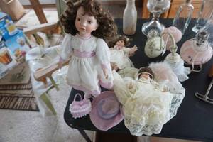 lot 116 image: Lot of Vintage GlassCrystal Lamps, Lanterns and Ceramic Dolls
