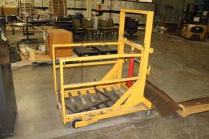 lot 1356 image: Quality Design 270HD Hydraulic Conveyor Lift