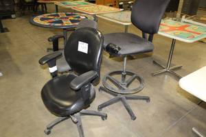 lot 1435 image: Lot of (3) Rolling Office Chairs