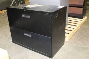 lot 1438 image: Hon Metal Lateral File Cabinet 2-Drawer