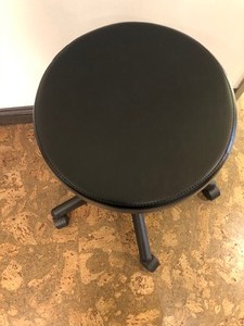 BLACK HYDRAULIC MEDICAL STOOL