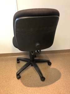 BLACK OFFICE CHAIR