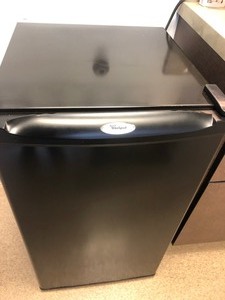 WHIRLPOOL MODEL EL05PPXM8 MINI REFRIGERATOR FRIDGE - EXCELLENT WORKING CONDITION