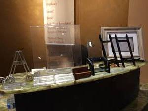 LOT OF DISPLAY STANDS AND YES I WISH THE JADE RECEPTION DESK WAS INCLUDED BUT IT IS NOT...HEAVY SIGH