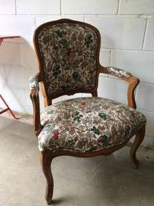 2 ANTIQUE&nbsp KING &amp QUEEN FLORAL CHAIRS&nbsp