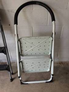 FOLDABLE 2 STEP LADDER