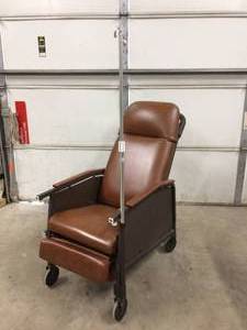 lot 33 image: LUMEX RECOVERY RECLINER - EXCELLENT CONDITION