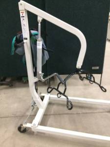 lot 59 image: Hoyer Haudraulic Patient Lift&nbspHydraulic Bedside with Sling On Wheels - Many Uses For This Powerful Lift - Mechanics, Veterinary Clinics, Etc.