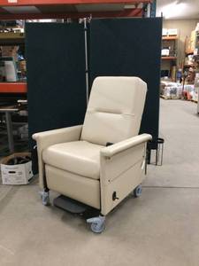 lot 66 image: WOWOW REMOTE POWERED RECLINING CHAIR WITH WHEELCHAIR ACCESS MSRP $3500&nbspChampion Manufacturing 86P Series Bariatric Transport Power Recliner With Remote LIKE NEW