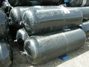 lot 3 image: 4 CNG Aluminum Natural Gas Tanks