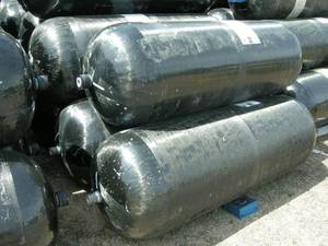 lot 7 image: 4 CNG Aluminum Natural Gas Tanks