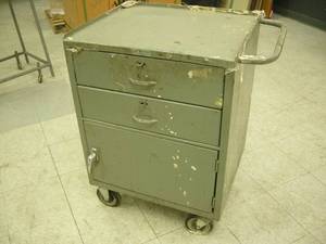 lot 50 image: Metal Rolling Shop Cabinet