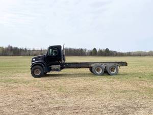 lot 3 image: 2006 Volvo VHD Chassis #231