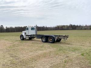 lot 2 image: 1987 Peterbilt 357 Chassis #404