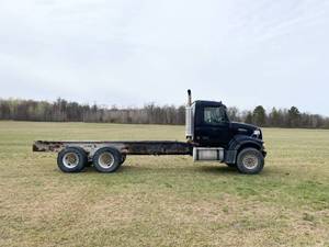 lot 1 image: 2004 Volvo VHD Chassis #208