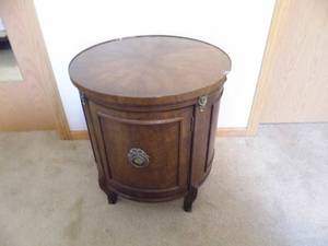 lot 1 image: Round End Table