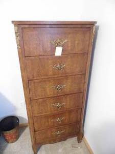 lot 3 image: Dresser