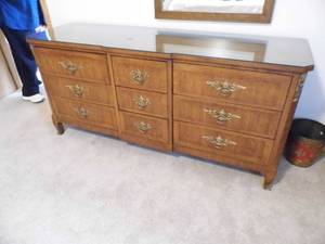 lot 4 image: Dresser