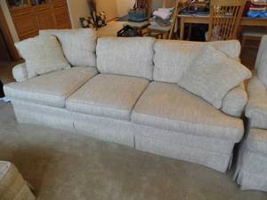 lot 11 image: Sofa