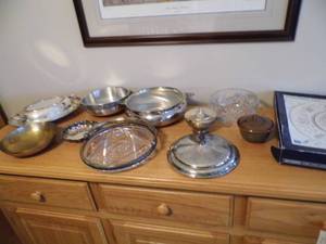lot 25 image: Serving Pieces