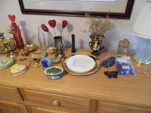 lot 26 image: Decor