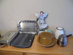 lot 57 image: Broiler Pan - Microwave Popcorn Popper