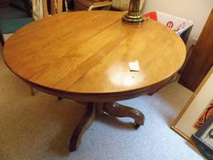 lot 79 image: Round Oak Table