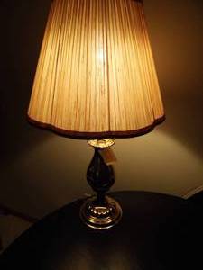 lot 87 image: Brass Lamp w Shade
