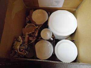 lot 92 image: Dish Set