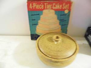 lot 112 image: Pottery Bowl - Cake Set