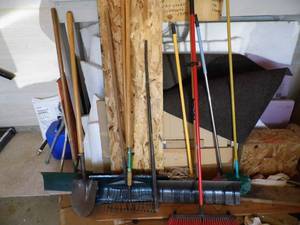 lot 131 image: Shovels - Rakes