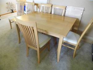lot 16 image: Table w 6 Chairs