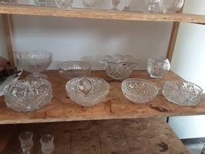 lot 2 image: 8-Crystal Bowls