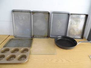 lot 4 image: Baking Pans - Cutting Board