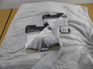 lot 40 image: New Queen Plush Blanket