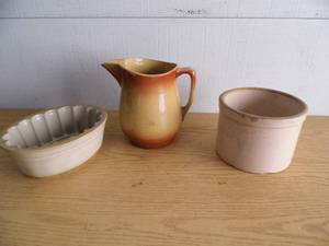 lot 117 image: 3 pieces of Crockery