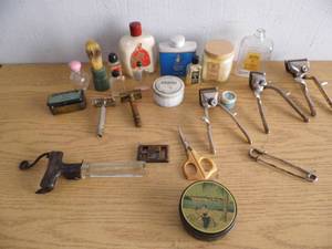 lot 123 image: Razors - Containers