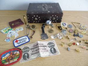 lot 148 image: Jewelry Case - Pins