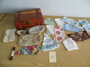 lot 149 image: Jewelry Case - hankies - Beaded Purses