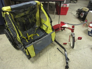 lot 207 image: INSTEP BICYCLE TRAILER, RADIO FLYER TRICYCLE