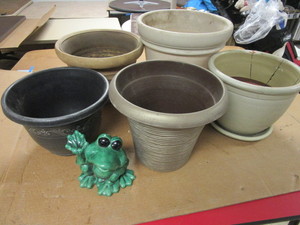 lot 224 image: DECORATIVE FLOWER POTS AND GARDEN FROG