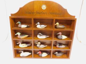 lot 20 image: Duck Unlimited Decoy Gold Medallion Wood Case