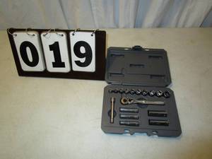 lot 19 image: Craftsman 17 pc Socket Wrench Set - Metric