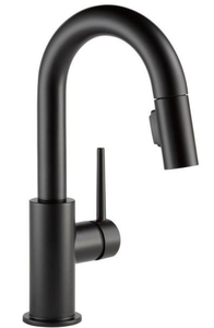 lot 26 image: New Delta Single Handle Pull Down Sprayer Kitchen Faucet