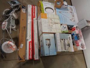 lot 85 image: 18 Light Fixtures - Some need repair, parts, etc. Take what you want.