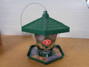 lot 108 image: New Perky Pet Wild Bird Feeder