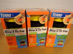 lot 109 image: 3 New Wasp and Fly Traps