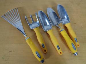 lot 115 image: 5 New Garden Hand Tools