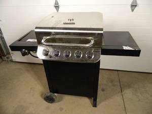 lot 7 image: Char-Broil 5 Burner Gas BBQ Grill